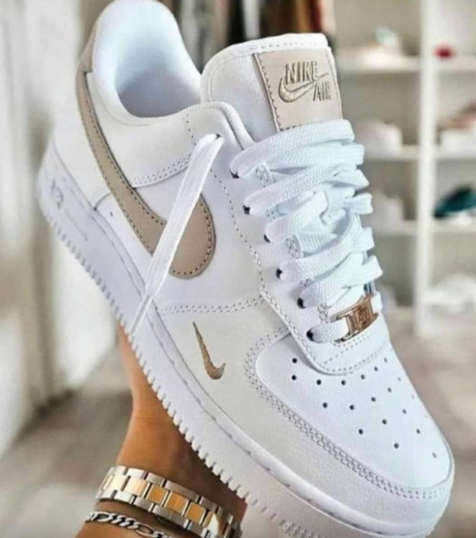 Air force blanca logo beige