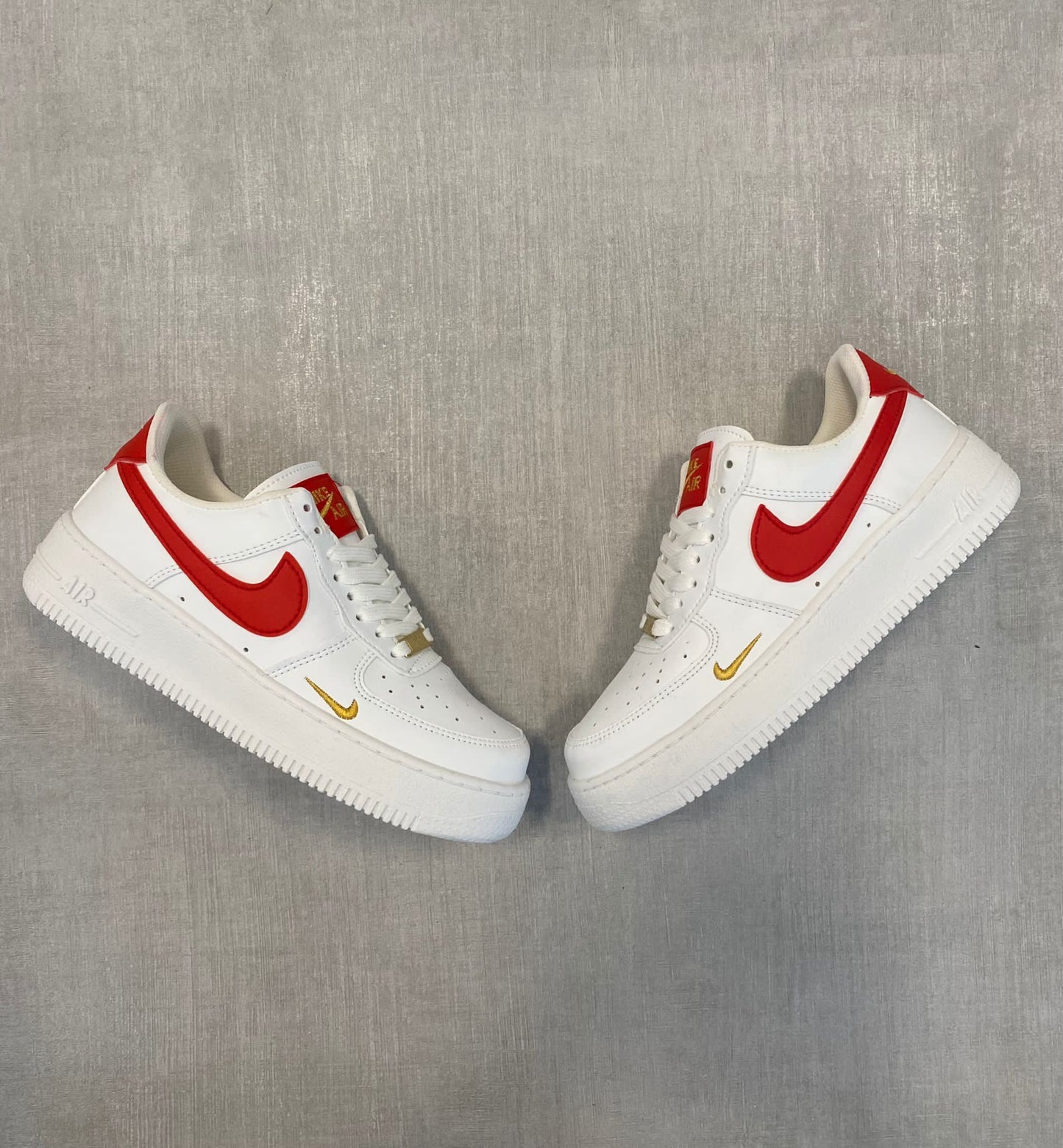 Nike Air Force 1 Blancas Con Logo Rojo