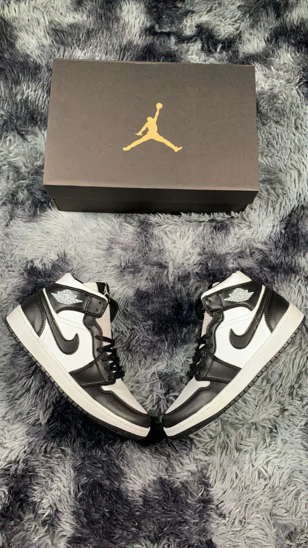NIKE AIR JORDAN MID Negras y blancas