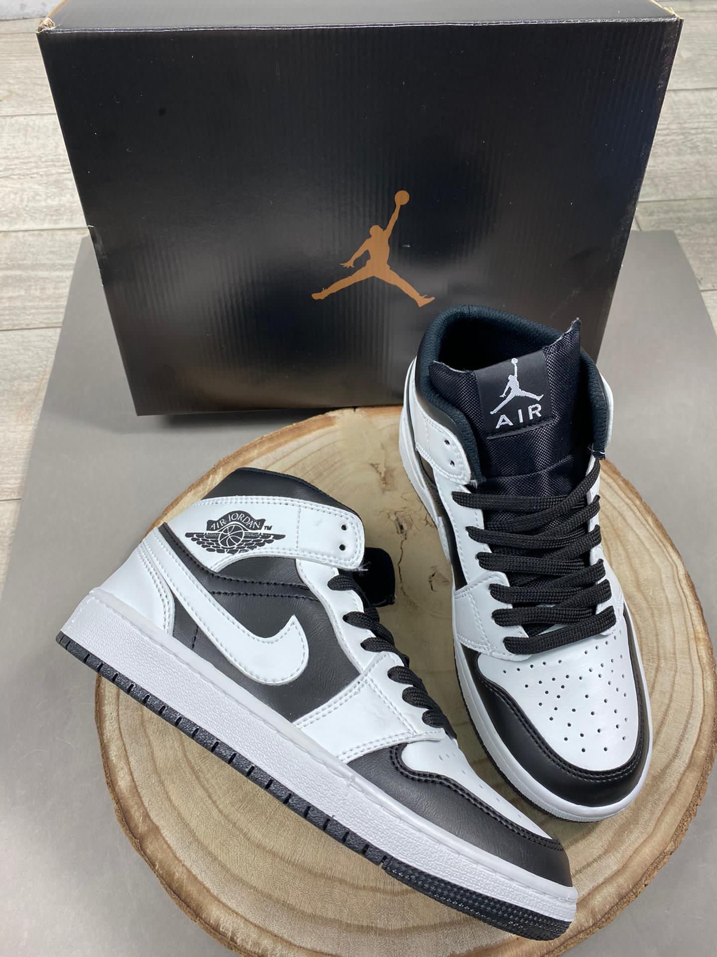 NIKE AIR JORDAN 1 RETRO BLACK WHITE