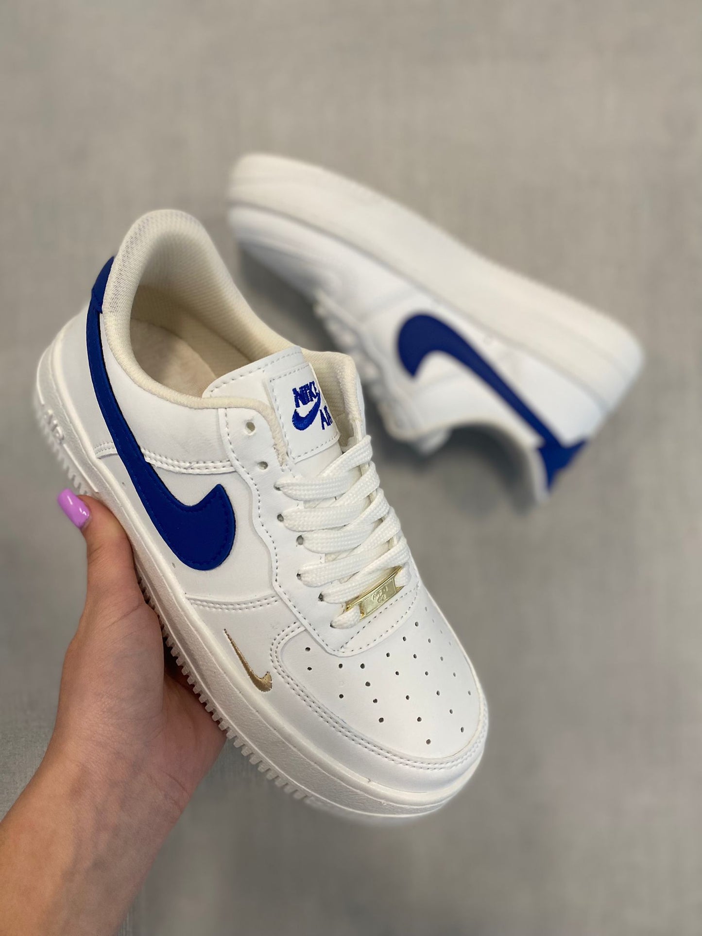 Nike Airforce blancas con el logo Azul