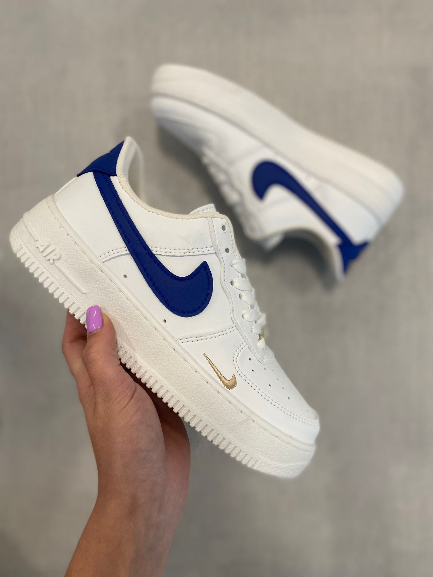 Nike Airforce blancas con el logo Azul