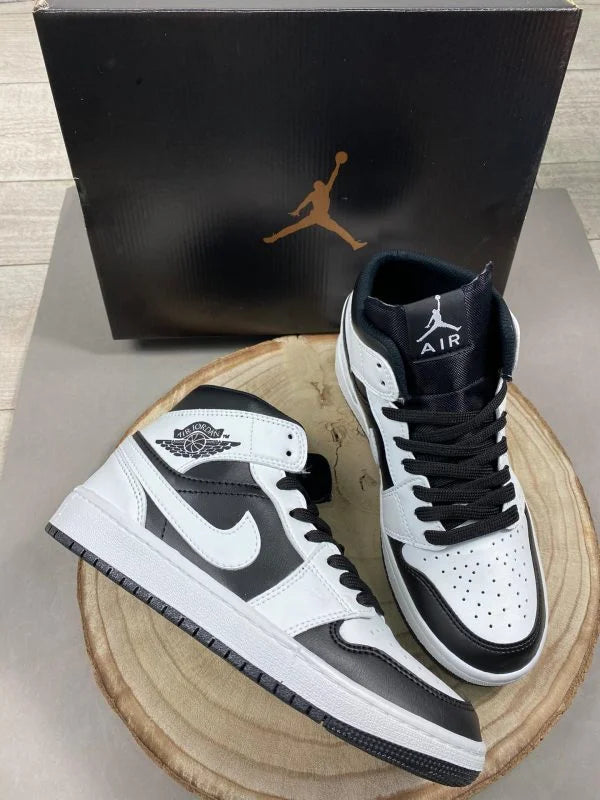 NIKE AIR JORDAN 1 RETRO BLACK WHITE