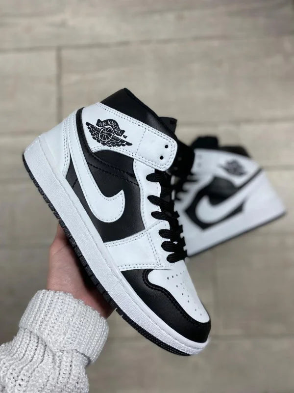 NIKE AIR JORDAN 1 RETRO BLACK WHITE