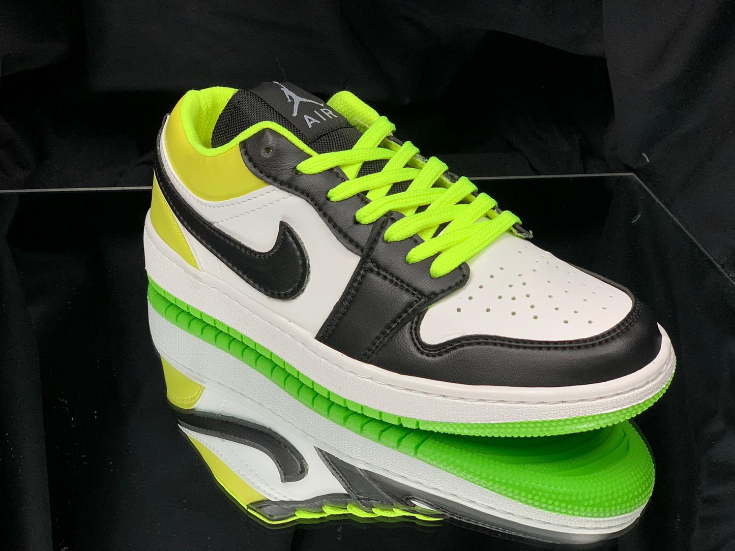NIKE AIR JORDAN 1 BAJAS VERDES Y BLANCAS