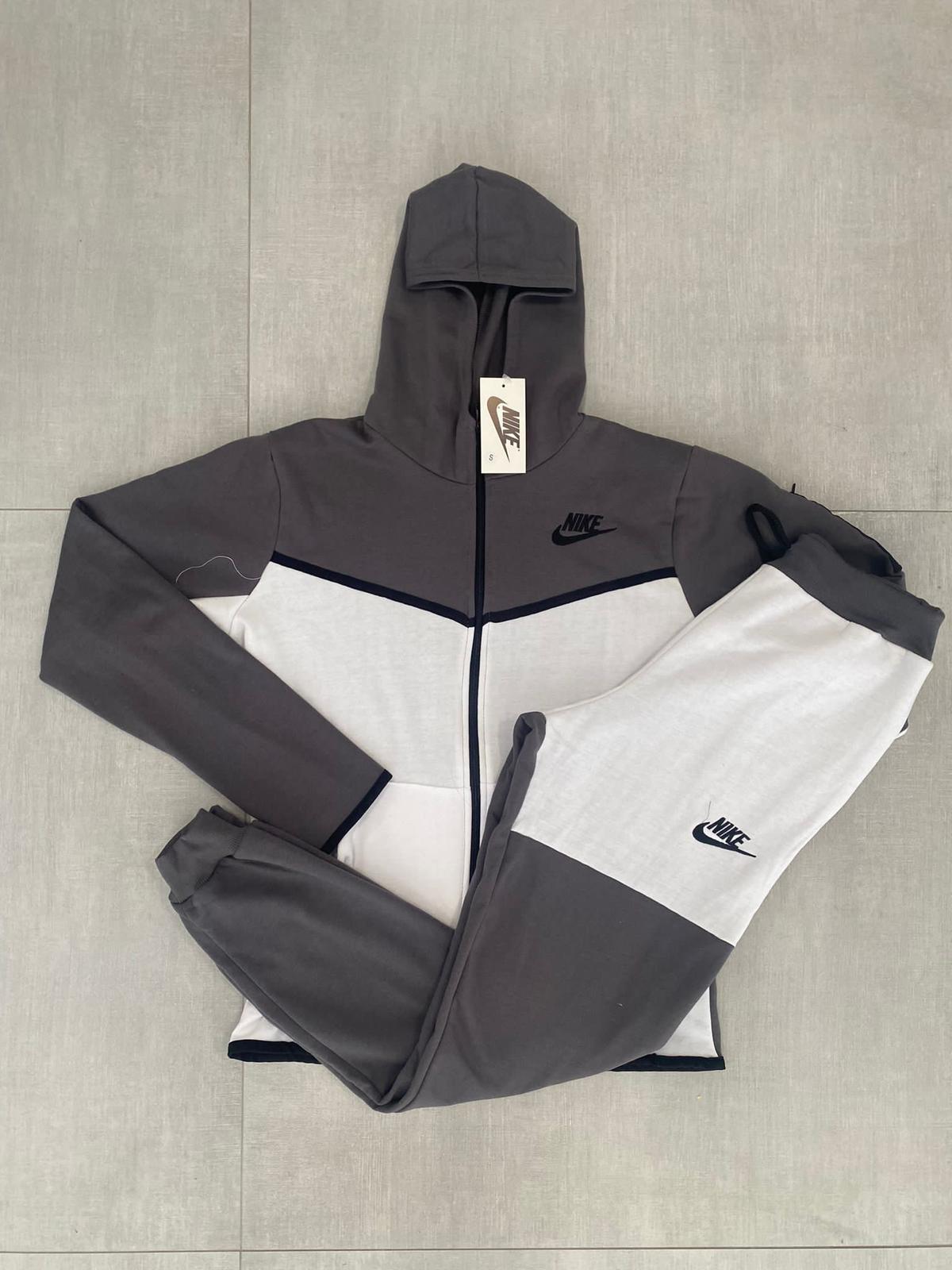 Nike Tech Gris Oscuro y blanco