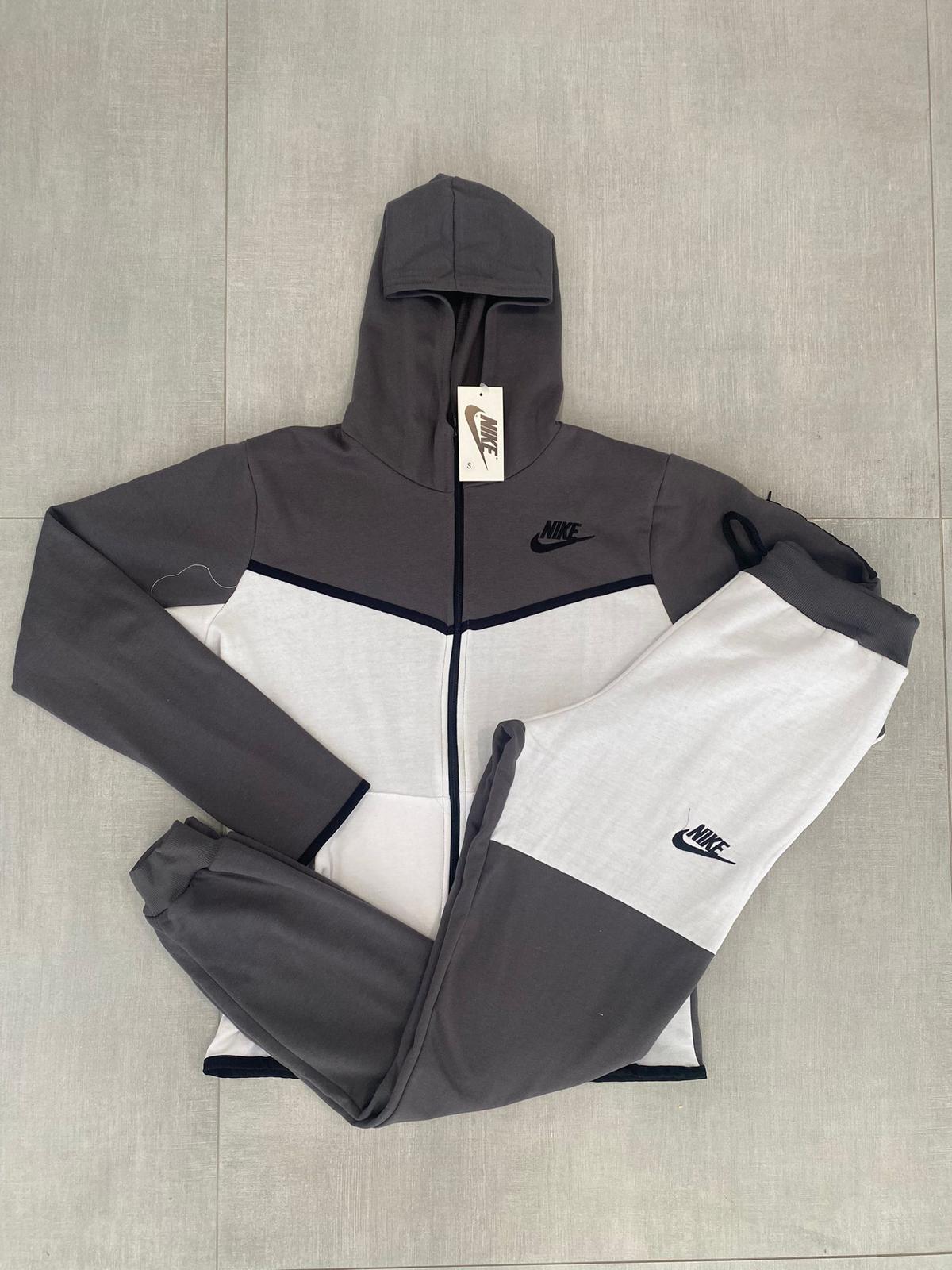 Nike Tech Gris Oscuro y blanco