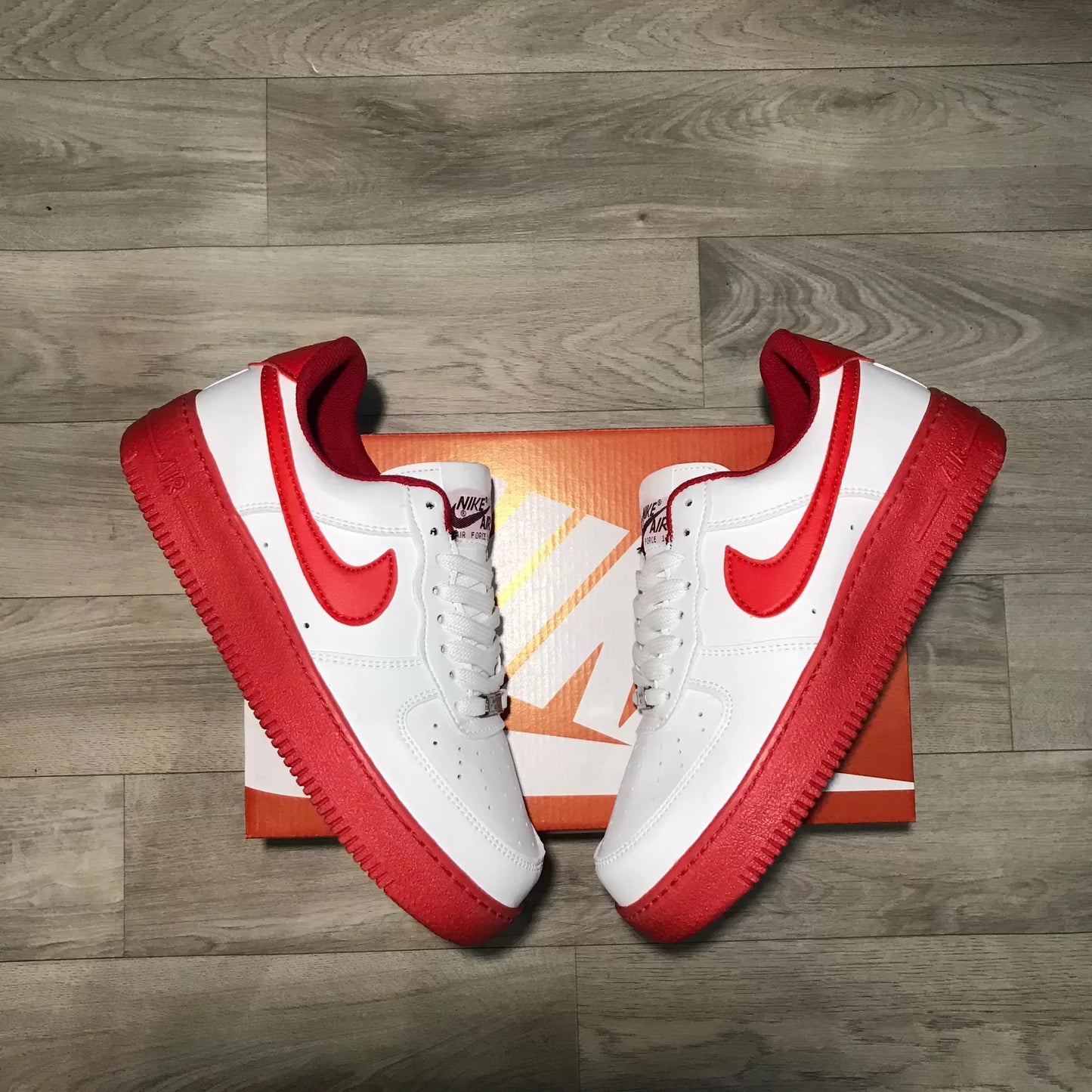 Nike Air Force 1 Logo y suela rojas