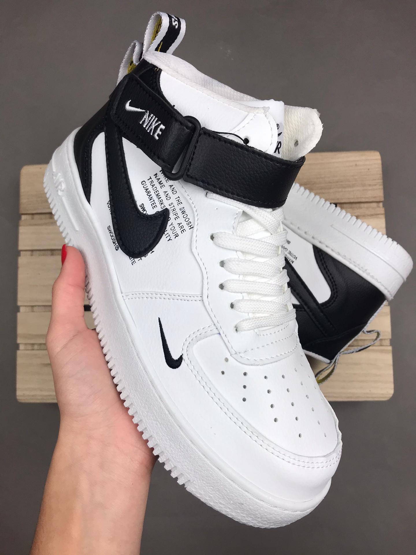 NIKE AIR FORCE 1 '07 LV8 UTILITY BOTA BLANCA Y NEGRA