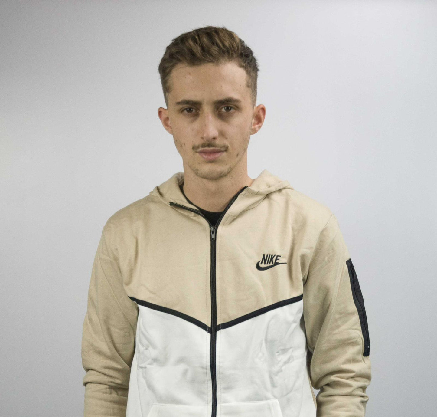 Nike Tech Marron y blanco