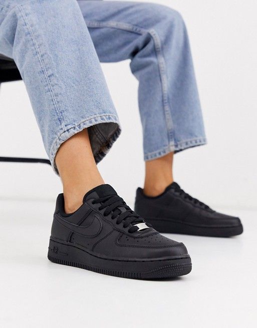 Oferta de NIKE AIR FORCE 1 ’07 Negras + Nike Tech Gris y Azul