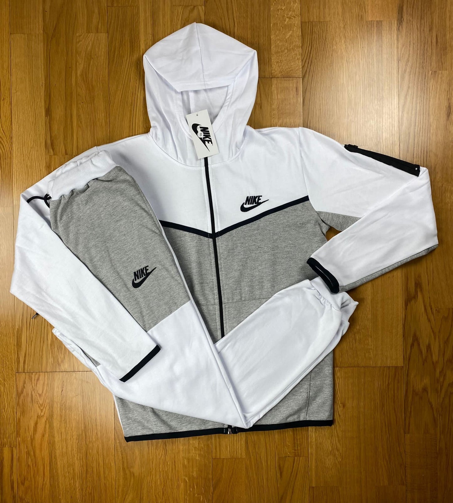 Nike Tech blanco y gris